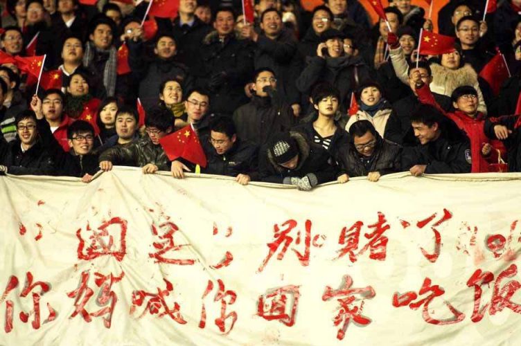 沾满泥水的足球，它从来没有干净过
